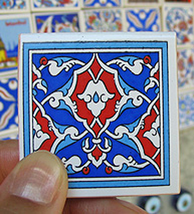 トルコタイル柄のマグネット、ひとつ１リラ。