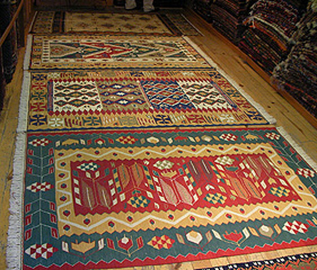 トルコのキリム、カラフルでかわいい♪<br />シンプルな部屋に一枚あるとアジアちっくでかわいい。