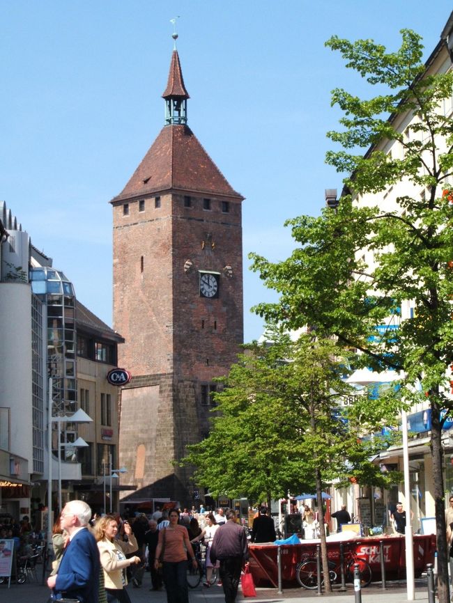 旧市街の中心部は繁華街となっていますが、そこにも中世の塔が存在感を示しています。