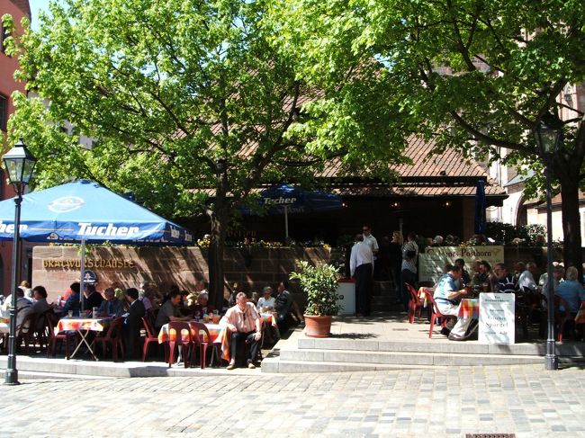 電車の時間が微妙だったので昼食はどうしようかな〜と悩みましたが、滞在時間を更に延長し、「ドイツで一番おいしい」とされるニュルンベルクソーセージを食すことにしました。その中でも一番の有名店「ブラートヴルストホイスレ」で食べることにしました！
