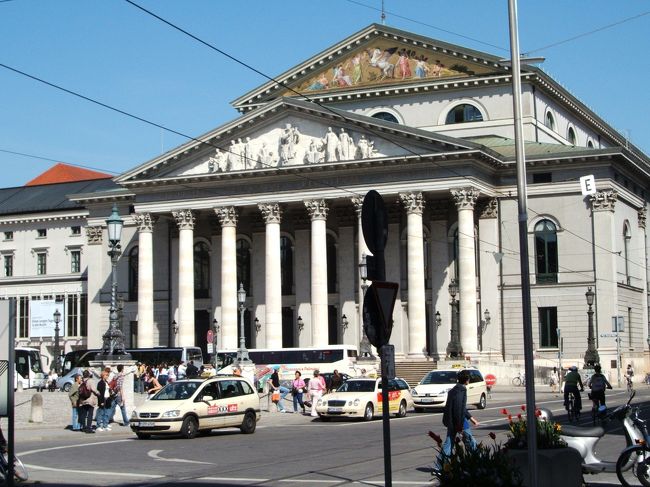レジデンツの隣には、バイエルン州立歌劇場があります。ギリシャ神殿を彷彿とさせる建物です。