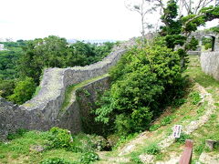 1853年、黒船でペリー提督一行が沖縄に立ち寄った際、中城城を測量し「要塞の資材は石灰岩であり、その石造建築は賞賛すべき構造のものであった」と『日本遠征記』に記されているそう。琉球石灰岩を使った城壁は沖縄では唯一完全に近い形で残された貴重な遺跡とのこと。