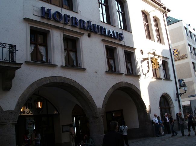 観光後、旅行最終日ということで、ミュンヘン一のデリカテッセン、「ダルマイヤー」でお土産を調達。<br />宿に荷物を置いた後、’最後の晩餐（←大げさ）’を食べに再度街へ出ます。<br /><br />この日のお目当てはミュンヘン名物の白ソーセージ。有名どころのビアハウスを何軒か回りましたが、どの店からも返ってくる反応は、「白ソーセージは朝しかやってない。」、、3軒まわったところで断念し、白ソーセージにはこだわらず、雰囲気に拘ろう、ということで、有名なホーフブロイハウスへ向かいます。外見は至って普通の建物。