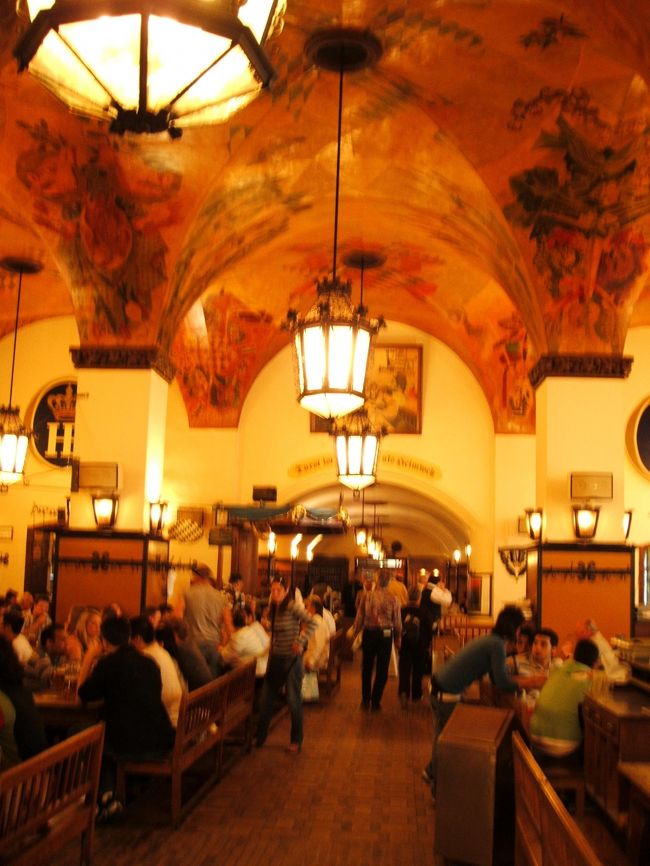 これぞドイツのビアホール！！ホーフブロイハウスのメインダイニングです。出入り自由、着席自由、たくさんのウェイターが慌しく走り回っていました！