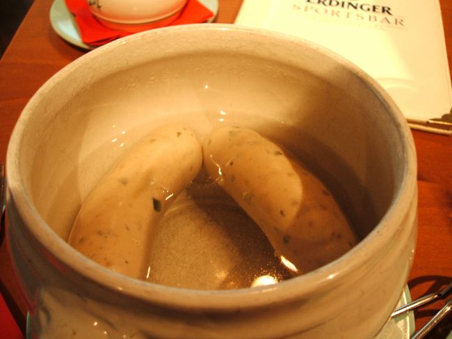 そして空港のレストラン街で駄目元で探したのが白ソーセージ。そしたら、念ずれば花開くといいますか、<br />日ごろの行いがよかったといいますか、置いてる店がありました！<br /><br />お湯に浸かってやってきた、待望の白ソーセージ。独特の味で、食べれてよかった！って感じです。