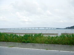 平安座島から浜比嘉島へ渡る橋を海中道路から見る