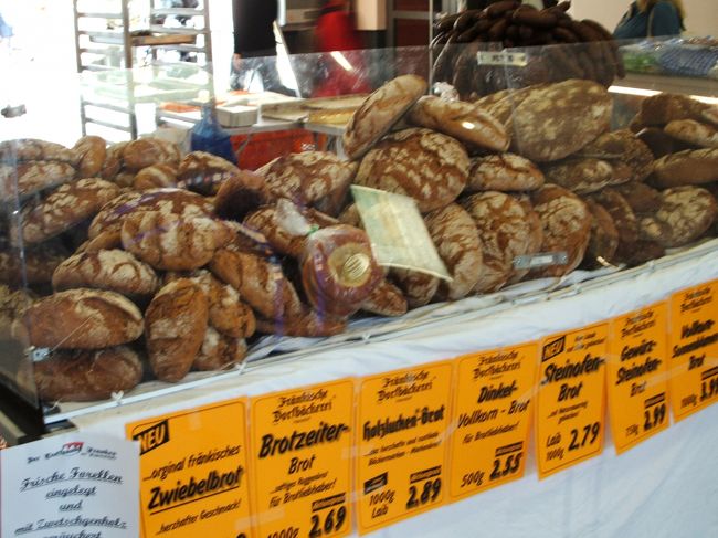 ニュルンベルク中央駅構内のパン屋さん。豪快！の一言。食欲をそそります。