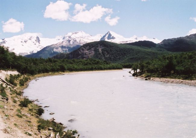 クルーズ船から下りてオネージ湖に向かいます。数十分くらいかけて、ブナの森を歩いてゆきます。トレッキングで右の小指を痛めてしまったので、この歩きは結構つらかったです。