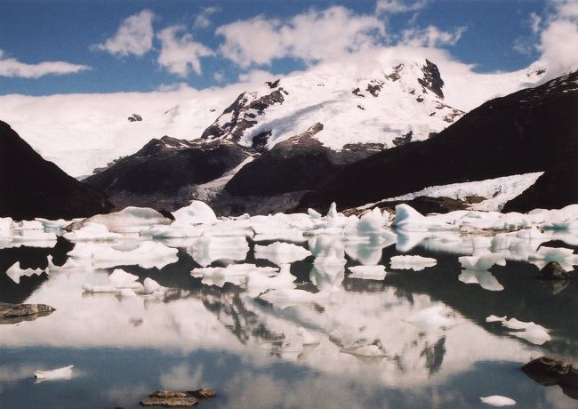 湖には氷河が砕けた氷が一面に散らばっていてとても美しいです。