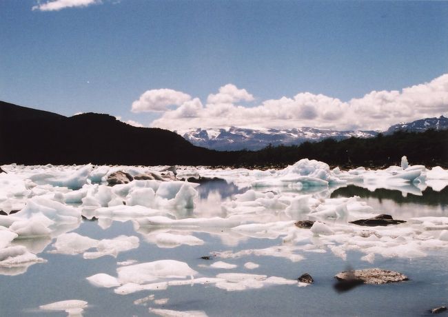 この氷河湖のほとりでお弁当を食べます。今日もMiyazato INN手製のご飯とおかずがセットになった日本風のお弁当をいただきました。