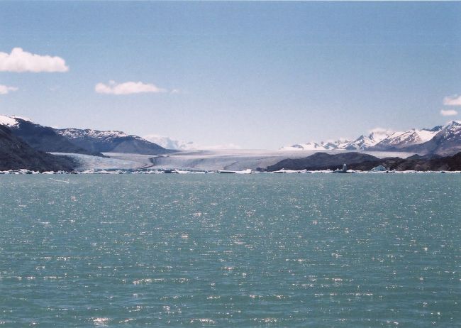 クルーズ船に戻り、ウプサラ氷河に向かいます。遠くにウプサラ氷河が見えてきました。
