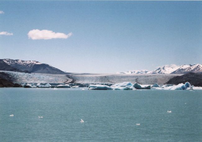 ウプサラ氷河の全景。このウプサラ氷河の向こうにはパタゴニアでも最大級の大氷床が横たわっています。