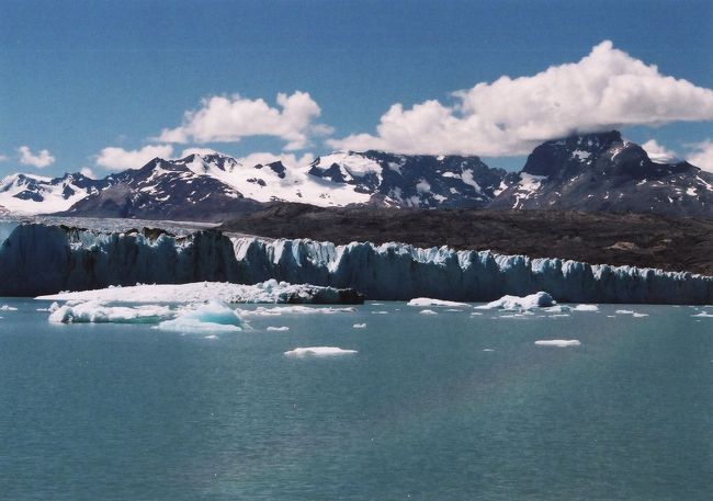 氷河まで近づいてきました。高さは８０ｍくらいあるそうです。