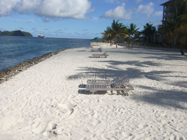 ホテルのビーチ。昼間は皆海に出て行き<br />綺麗で静か。癒される。