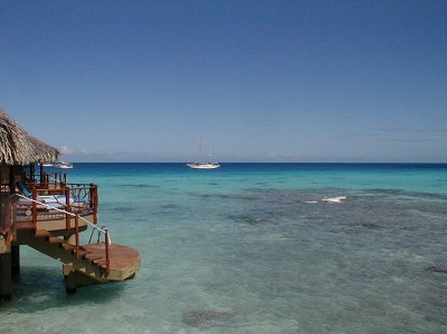 水上バンガローと海。