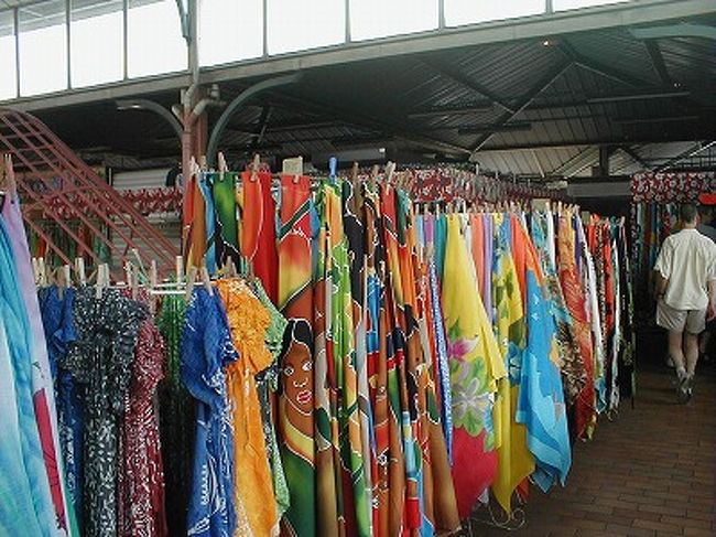 最終日、タヒチ島です。<br />市場であるマルシェの2階、パレオがたっくさん<br />売ってる！