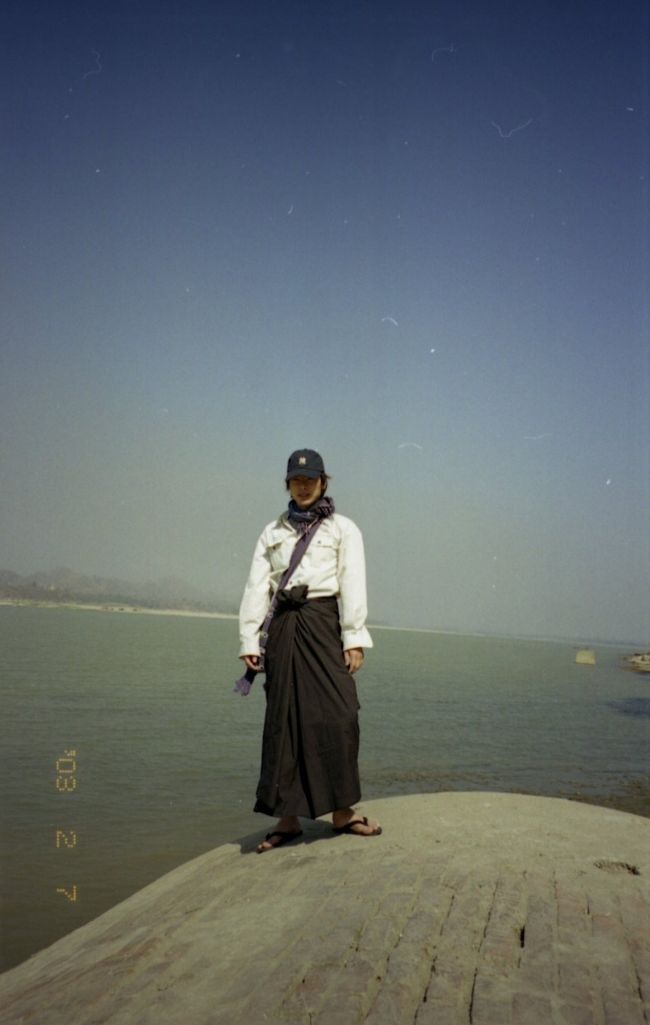 ヤンゴンからほぼ直行でピィに着たので、この町の市場にてロンジーとシャンバッグとキャップを購入。おっとついでにミャンマーサンダルも忘れずに！<br />これでミャンマースタイル完成だ。