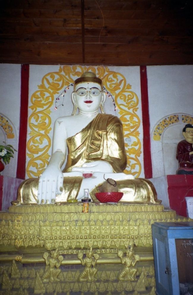 冒頭の写真は元祖メガネ大仏。<br />2004年はお手入れ中で、ござにくるまれておりました。<br /><br />さて、これが今回初めてお目にかかったメガネ大仏(第2号)。隣の寺院の人気にあやかったのかどうかは分かりませんが、大きさも一回り小さく、ほっそりしています。