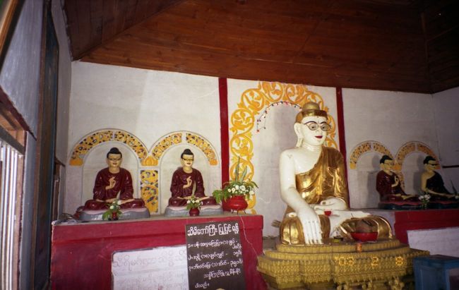 左側からメガネ2号を眺める。<br /><br />左右でお供が計4人おられます。<br /><br />よく見ると、左から2番目の仏は元タレントの田代ま○しに似ている。最近日本で見ないと思ったらこんなところにいたんですね。