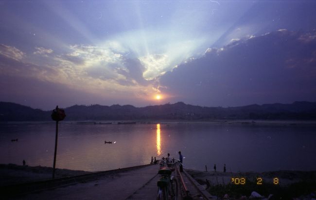 ピィの町を流れるエーヤワディー川のサンセット。<br /><br />これはなかなかにキレイだった。