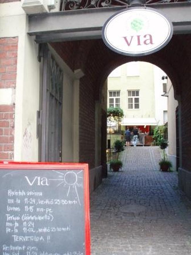 18:00<br />フィンランドでは、夏休みをとる店が多く、<br />狙ってた店はことごとく休業中･･･<br />(Kosmos,Troikka,Meccaなど）<br /><br /><br />本日の夕食は、こちらViaです。<br /><br />*Via*<br />毎日11:00〜24:00<br />http://www.viaravintola.com