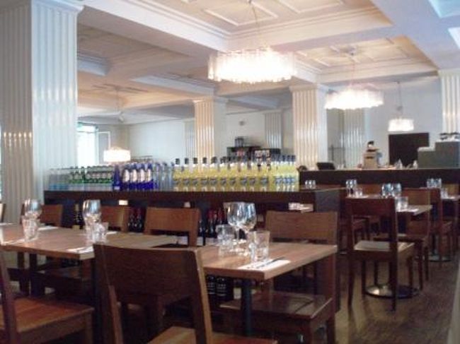 店内の様子。<br />元新聞社の社員食堂だったところを、<br />モダンレストランに改装したそうです。<br /><br />プロデュースは、フィンランド版料理の鉄人の<br />シュフ"ユルキ･スクラ"氏の店だということで、<br />（どんな方か知りませんが）<br />入ってみました。