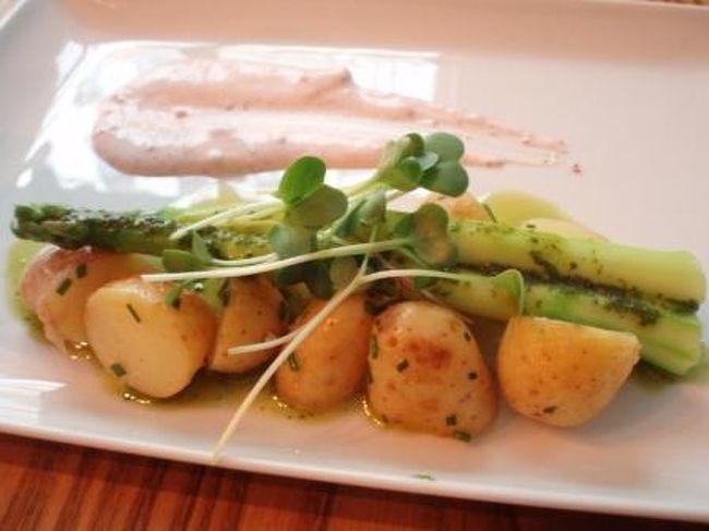 こちらは、アスパラガスのマリネ。<br /><br />ソースはマヨネーズベースで、味わい深い。