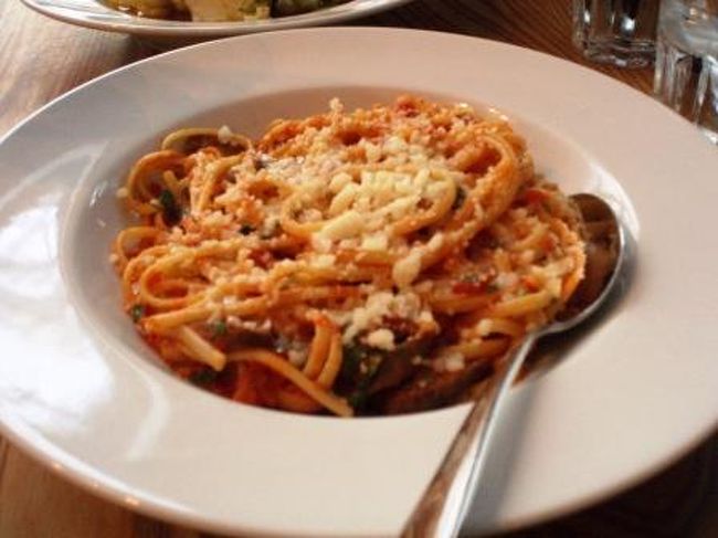 そしてパスタは、<br />スパイシートマトソーセージのスパゲッティ。<br /><br />舌にやさしくピリッときます。<br /><br />「フィンランドにはアルデンテが存在しない。」<br />という話がありますが、こちらもアルデンテでは<br />ありませんでした。<br /><br />しかし、茹で加減に合った味付けで、<br />特に気になりませんでした。<br /><br />久しぶりのイタリアン＆和風だしに満足です！
