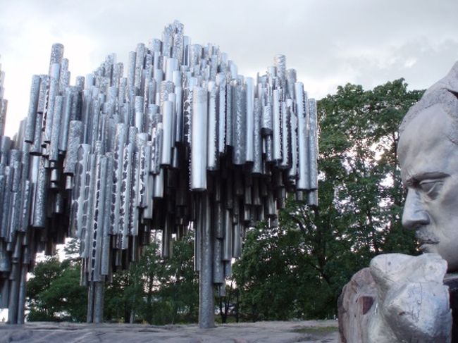 横顔のシベリウス氏。<br /><br />この公園、夜だっていうのに、<br />カップルや団体さんがのんびり芝生でくつろいで<br />いました。