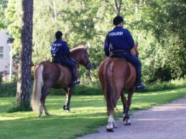 警察官のようですね。<br />馬でパトロールでしょうか･･･<br /><br />今日は、ヌークシオツアーもあったせいか、<br />時間がのんびり過ぎている気がします。