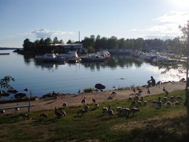 シベリウス公園西側の海岸です。<br /><br />この海岸にも地元の人が<br />のんびりくつろいでいました。<br />今日は土曜日で、仕事がお休みですかね。