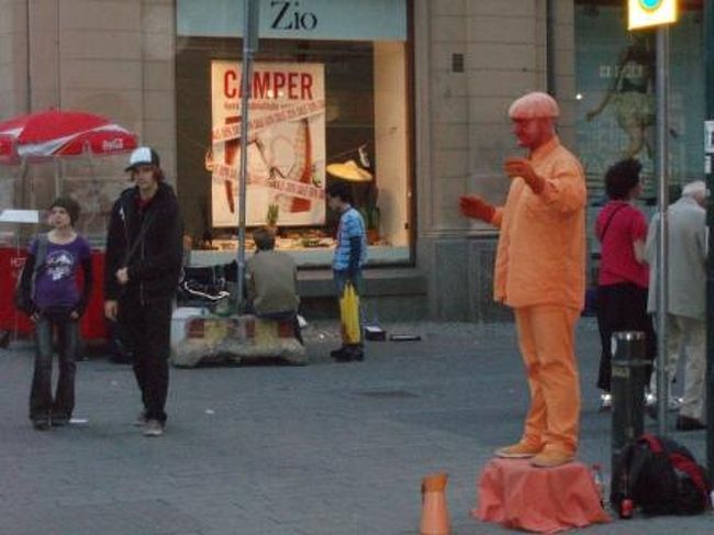 再び繁華街のほうへ･･･<br /><br />ヨーロッパでお馴染み(?)の<br />全く動かない人！これも一応、芸です。<br />ずっと見ていても、ビクともしない。<br /><br />よかったら、お金を入れてあげてください。