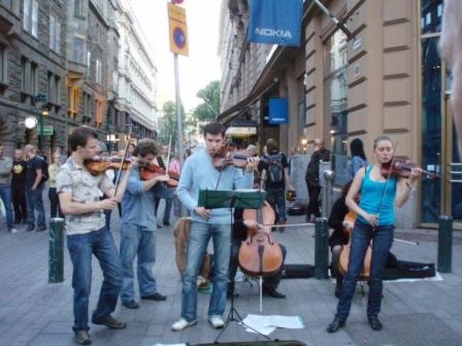 バンド演奏♪<br />フィンランドでは、街中でクラシックを演奏する<br />バンドが多いですね。バイオリン、鉄琴、<br />フルート･･･街並みに調和しています。
