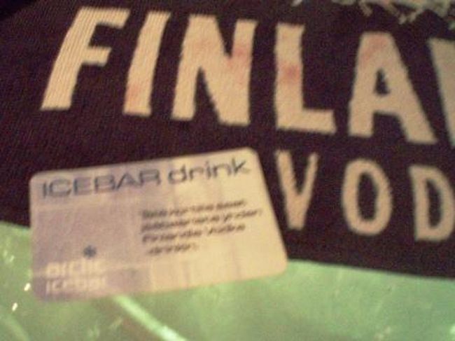 1ドリンク10ユーロ。<br />チケットを、手前のレストランで購入。<br />ICEBARは奥にあります。<br /><br />そしてBARに入る前、防寒着を着ます。