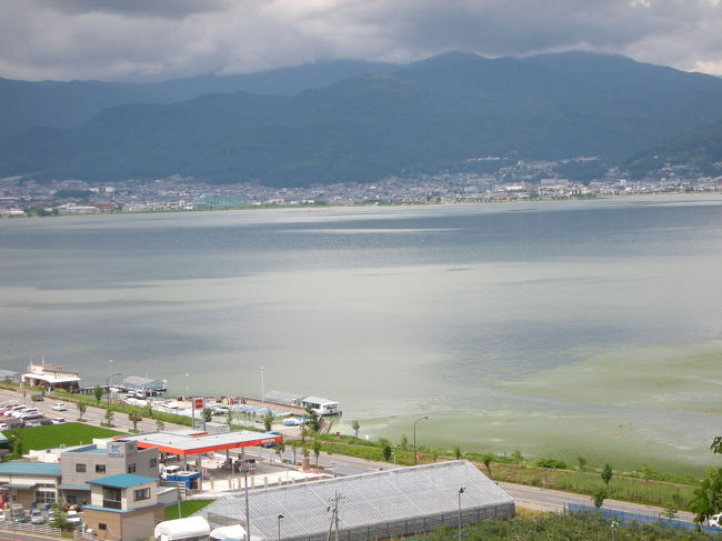 サービスエリアから見た諏訪湖です。今ひとつ天気がよくなかったので、残念…。