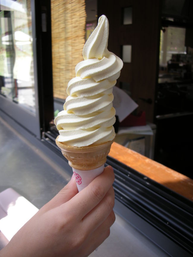 チーズ味のソフトクリーム。普通に美味しかった。あと、注文してからクリームを詰めてくれるシュークリームも、なかなか美味しかったです。