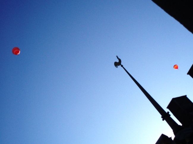 ヘルシンキ中央駅を出ると、<br />空には気球が！