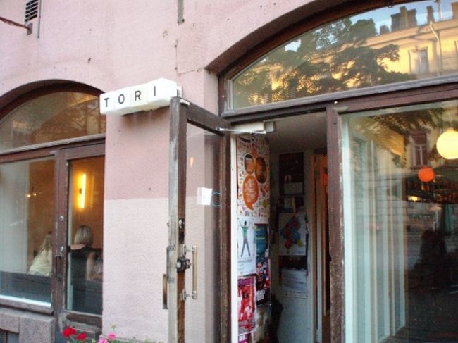 20:30<br />旅の"最後の晩餐"に選んだのは、<br />TORIです。<br /><br />Fredrikintori広場に面したレストラン。<br />クリエーターやアーティストのオフィスに近く、<br />関係者がよく集まるそうです。<br />また、家具はアアルトデザインということで、<br />行ってみました！<br /><br />*TORI*<br />http://www.ravintolatori.fi/<br />