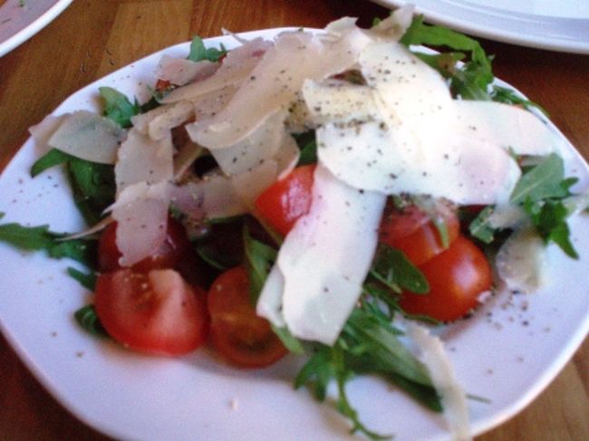 サラダはハーブや胡椒の風味が生かされ、<br />あっさりいただきました。