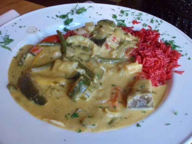 アジアンテイストのメニュー、<br />ココナッツと野菜のカレーライス。<br /><br />カレーのような食べ物を求めていたので、<br />メニューにあったときは「これだっ！」と<br />即決でした。<br /><br />味の方は、スパイシーではなく、<br />やさしい味でした。