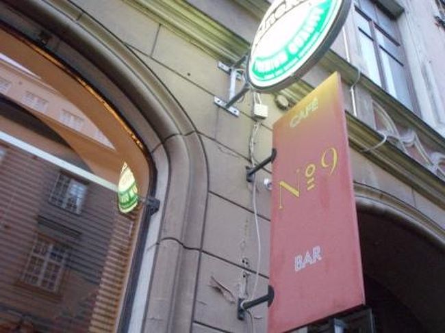 22:00<br />夕食後、運動がてらに散歩をしていたら、<br />若者が集う、バーを発見。<br /><br />*Cafe Bar No.9*