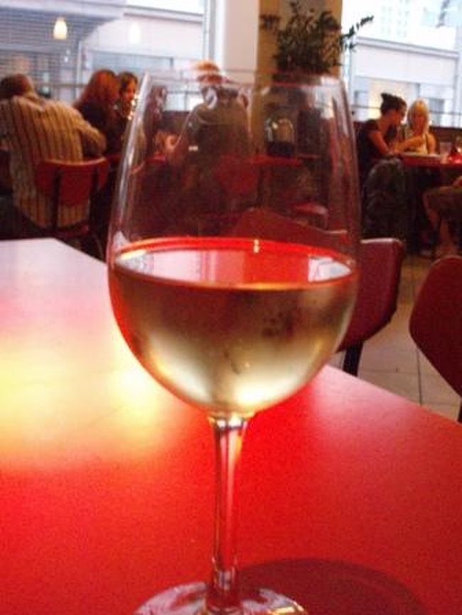 とりあえず･･･ワイン！<br /><br />ワインは<br />「Glass?or Bottle?」ではなく、<br />「Large?or Small?」と聞かれ、躊躇しました。<br /><br />ラージと言われても大きさ想像できず。