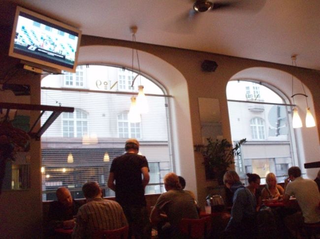 店内の様子。<br /><br />フィンランドでは、<br />アルコール度数の低いライトビール以外の<br />酒類は、国営のリカーショップでしか購入できない。<br /><br />販売時間も限られているため、飲みたい人は、<br />バーなどに行くようです。<br /><br />酒屋が国営とは、すごい！<br />不自由しないのでしょうか。