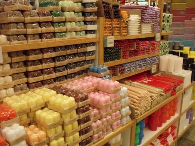 ついに最終日となってしまいました。<br />この日は、まわれなかった名所と、<br />お土産探しの日となりました。<br /><br />9:00<br />ヘルシンキ中央駅付近の文房具店Tiimariへ。<br />もちろん、お土産探し！<br />Marimekkoのクリアファイルなどもありました。<br /><br />そういえば、キャンドルの消費量世界一の国も<br />フィンランドなのです。<br />