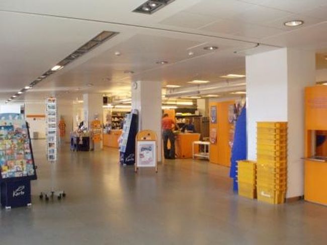 郵便局内はこんな感じ。<br />オレンジと青をイメージカラーにしています。<br />小包用の箱や封筒などが、オシャレ！