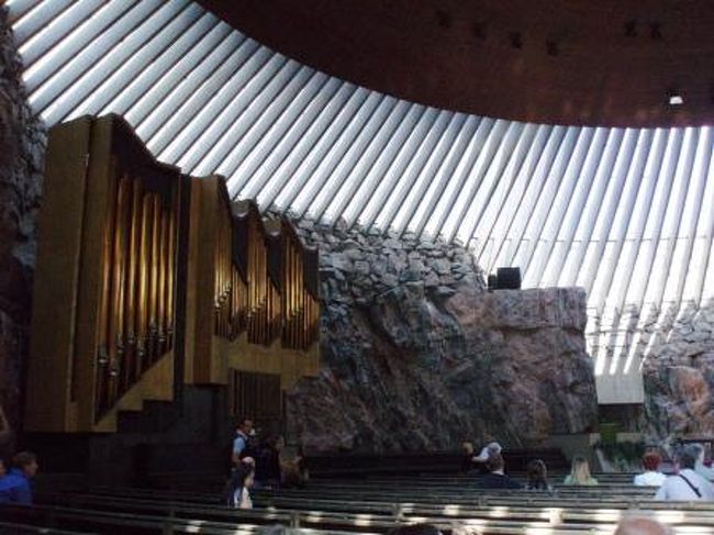 何がすごいかって？<br />これが教会だということです。<br /><br />よく目にする、<br />十字架を横にしたようなスタンダートな建物<br />ではなく、もともとそこにあった岩を<br />ほぼそのままに、ドーム屋根をつけた構造。<br /><br />別名「ロックチャーチ」。<br /><br />そういえばヘルシンキでは、<br />よく岩を見かけました。<br /><br />