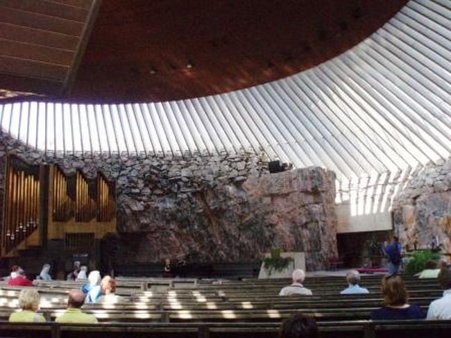 この教会は設計コンペの結果、<br />ティモ・トゥオモ兄弟の作品が選出され、<br />1969年に完成したとのことです。<br />完成からまもなく40年、古さは全く感じません。