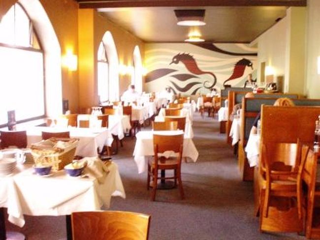 店内奥に、シーホース？の画。<br />レトロな雰囲気を醸し出しています。<br /><br />創業1934年の老舗レストラン。<br /><br />ここのランチは先払い制。<br />メニューを決めて、お金を払います。