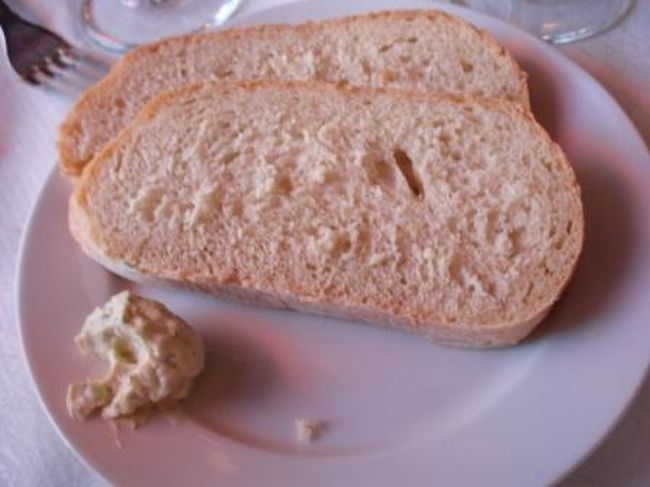 パンは食べ放題（笑）<br />なんと、カットはセルフサービス。<br /><br />そのシステムが老舗の貫禄を出しています（?!）