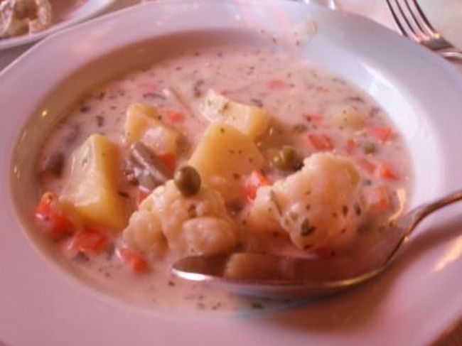 じゃがいものクリームスープ、<br />こちらも飲み放題。<br />もちろんセルフサービスです。<br /><br />しつこさもなく、薄くもなく美味。<br />飲み放題と言ってもあなどれません！